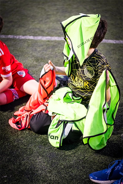 nene cubierto con pecheras motrinfan para jugar
