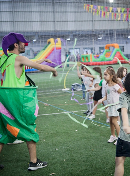 profe y alumnos motrinfan jugando con cintas
