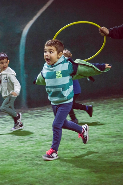 alumno motrinfan corriendo y gritando muy divertido