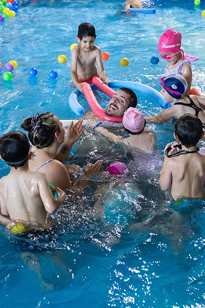 profes y alumnos motrinfan jugando en la pileta