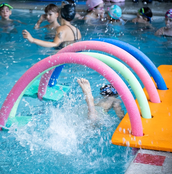 foto de alumnas motrinfan en la pileta jugando con flora flota