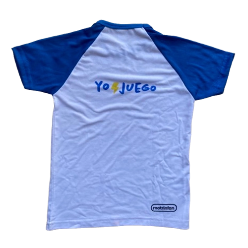 remera merchandising motrinfan con mangas azules y estampa yo juego en la espalda