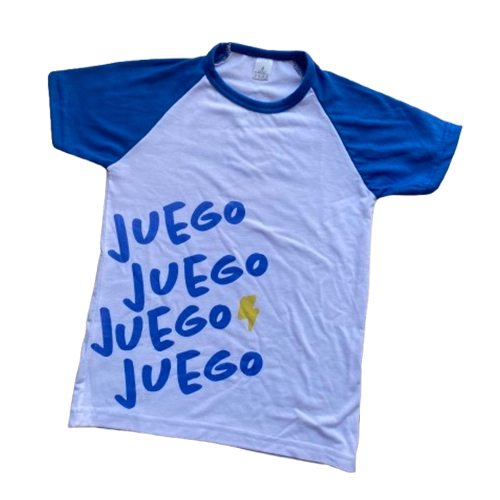 remera merchandising motrinfan con mangas azules y estampa de Juego x4 vista de frente