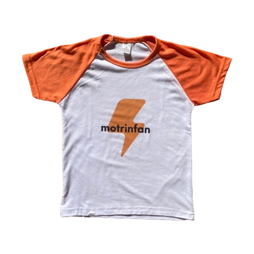 remera merchandising motrinfan con mangas rojas y rayo rojo grande en el pecho